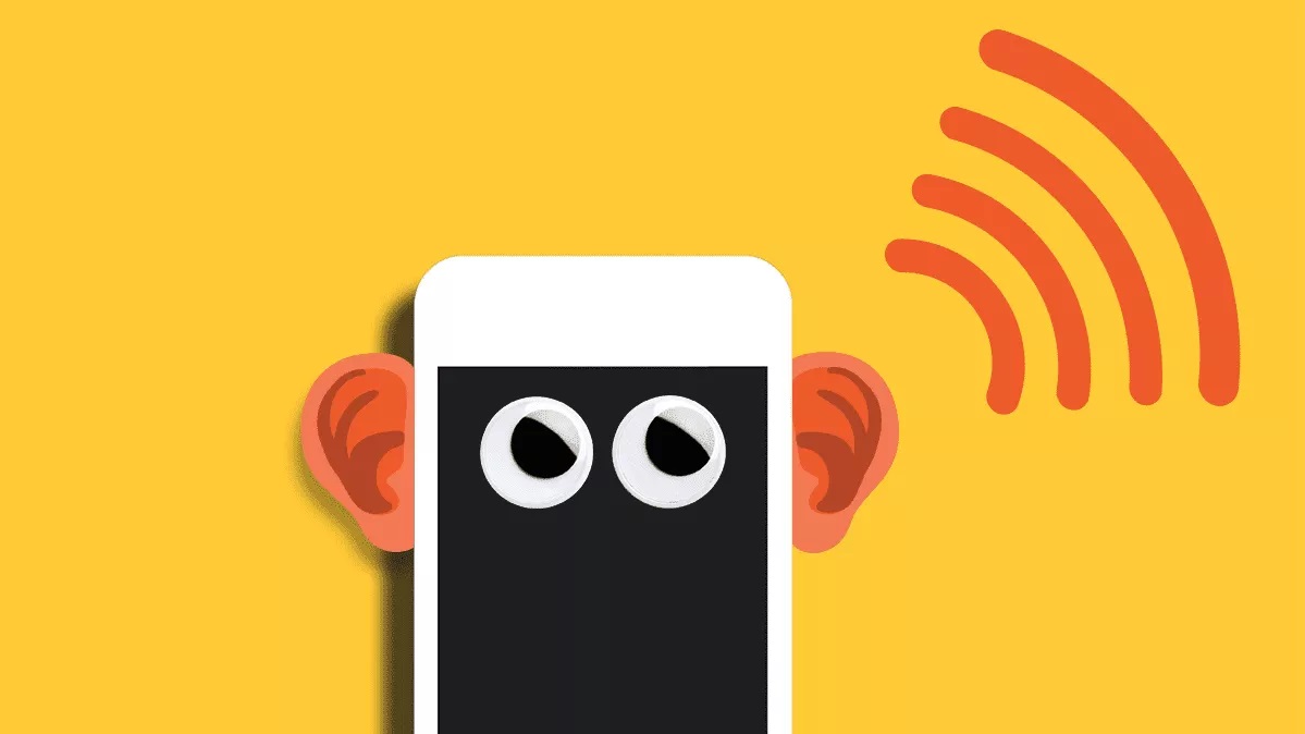 من iPhoneIslam.com، رسم توضيحي لهاتف ذكي بعيون خادعة وآذان كرتونية على خلفية صفراء مع موجات صوتية حمراء، مما يشير إلى أن "هاتفك الذكي يتجسس عليك.