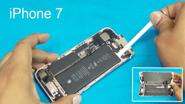 Van iPhoneIslam.com Een persoon demonteert een iPhone 7 en onthult de interne componenten. De kleinere bijgevoegde afbeelding toont de telefoon zonder scherm, waardoor de fijne details van de interne werking worden benadrukt - een fascinerende kijk op technisch nieuws over de hamash-week van 13 - 19 september.