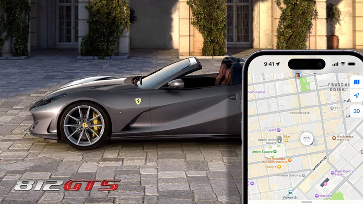 من iPhoneIslam.com، توجد سيارة فيراري 812 GTS رمادية اللون متوقفة في منطقة مرصوفة. وتظهر شاشة iPhone في المقدمة خريطة بها دبابيس موقع، مما يسلط الضوء على البحث عن إيربودز داخل فيراري مسروقة.