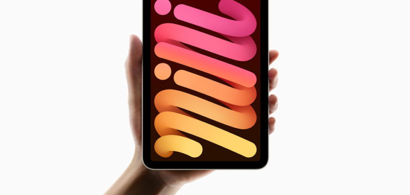 Depuis iPhoneIslam.com La main tient élégamment une mini tablette avec un écran vibrant affichant le mot « mini » en lettres grasses et stylisées, rappelant le design élégant de l'iPad Mini alimenté par l'impressionnante puce A17 Pro.