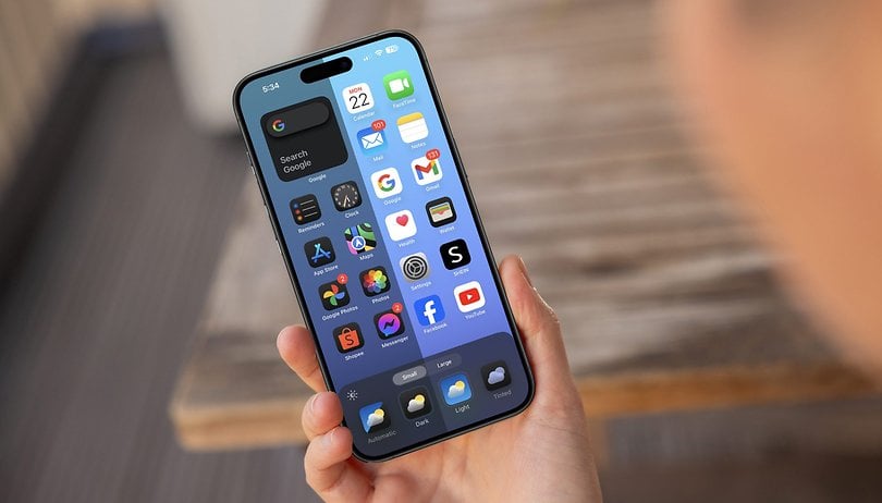 من iPhoneIslam.com، يد تحمل هاتفًا ذكيًا يعمل بنظام التشغيل iOS 18، تعرض شاشة رئيسية تحتوي على أيقونات تطبيقات مختلفة، بما في ذلك Google وGmail والرسائل والخرائط في وضع الليل على خلفية ضبابية.