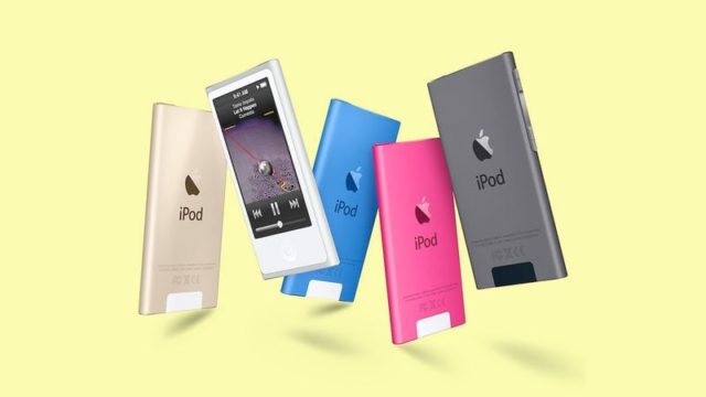 من iPhoneIslam.com، يتم عرض أجهزة iPod بألوان مختلفة، بما في ذلك الذهبي والأزرق والوردي والرمادي، على خلفية صفراء في معرض أكتوبر النابض بالحياة هذا.