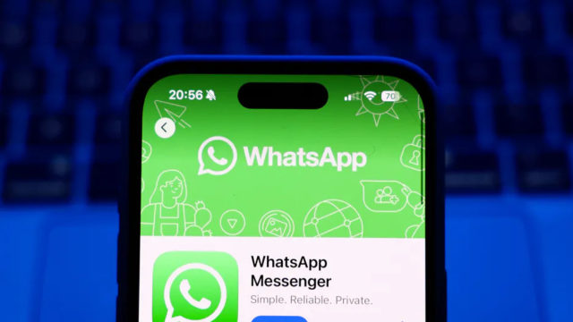 Z iPhoneIslam.com Na ekranie smartfona wyświetlana jest ikona i opis aplikacji WhatsApp Messenger na zielonym tle, aby podkreślić żywe kolory czatu iPhone'a.