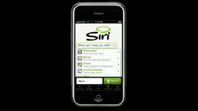 من iPhoneIslam.com، تعرض شاشة الهاتف الذكي واجهة تطبيق Siri، وتسلط الضوء على تطورها مع خيارات المطاعم والأفلام والأحداث والشركات المحلية.