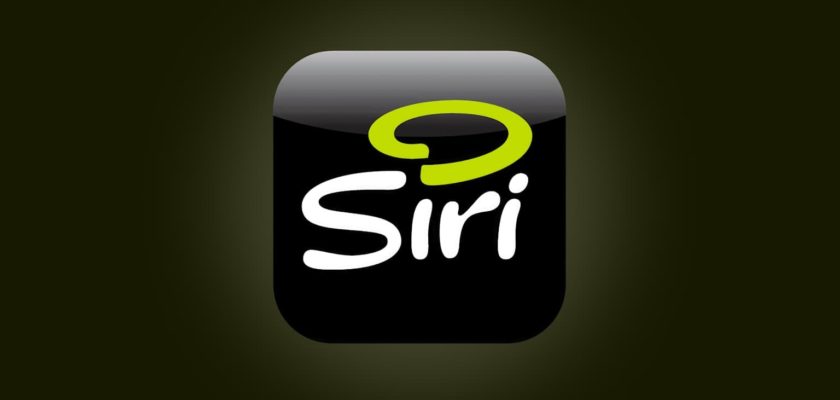 من iPhoneIslam.com، أيقونة مربعة سوداء ذات حواف مستديرة، وكلمة "Siri" مكتوبة بخط أبيض أنيق، ودوامة خضراء ترتفع فوق الحرف "i"، تجسد جوهر نشأة Siri.