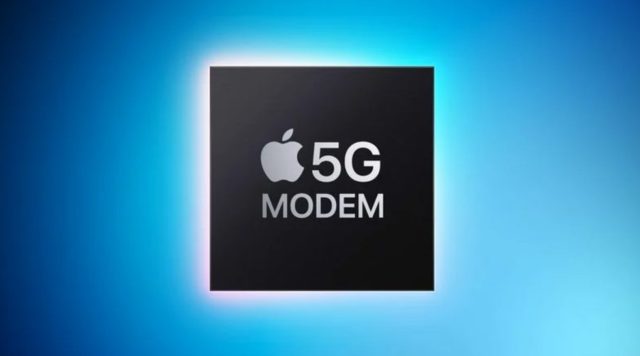 من iPhoneIslam.com، يتم عرض شريحة مربعة سوداء أنيقة تحتوي على شعار Apple ونص "مودم Apple 5G MODEM" بشكل أنيق على خلفية متدرجة اللون الأزرق النابضة بالحياة.