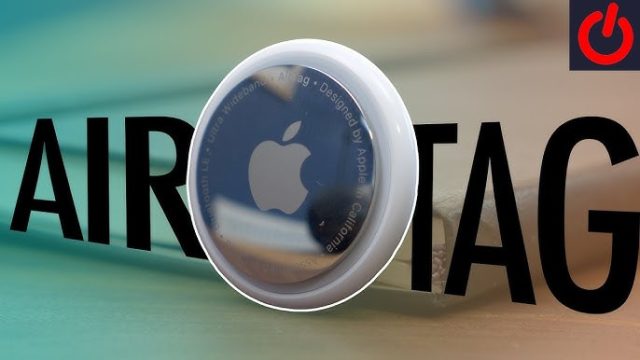 من iPhoneIslam.com، لقطة مقربة لجهاز AirTag على خلفية ضبابية مع نص كبير مكتوب عليه "AIRTAG.