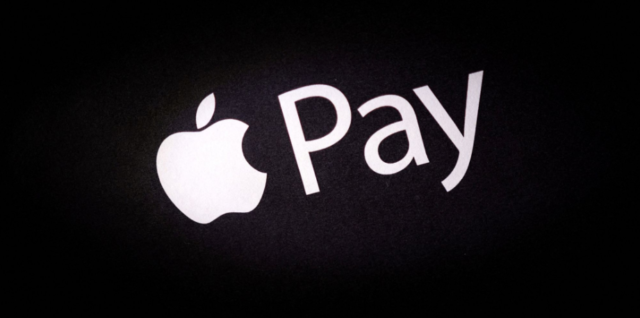 من iPhoneIslam.com، يظهر شعار Apple Pay أيقونة تفاحة بيضاء بجوار كلمة "Pay" على خلفية سوداء، مما يذكر المستخدمين بشكل خفي بخدمة الاشتراك السنوي المريحة المتاحة لإجراء معاملات سلسة.