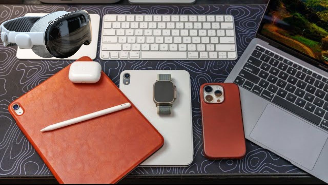 من iPhoneIslam.com، إعداد مكتب يضم نظام Apple المتكامل، بما في ذلك كمبيوتر محمول، ولوحة مفاتيح، وجهاز لوحي مزود بقلم، وساعة ذكية، وهاتف ذكي، وسماعات أذن لاسلكية، وسماعة رأس للواقع الافتراضي لأولئك الذين يرغبون في الاختيار.