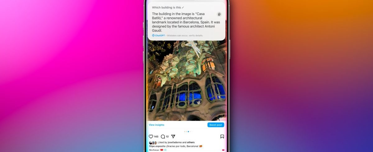 من iPhoneIslam.com، هاتف ذكي يعرض مبنى Casa Batlló المضاء في برشلونة، إسبانيا، والذي تم تسليط الضوء عليه من خلال أحدث ميزات Apple والتحسينات الذكية والصناعية. يتناقض وهج الليل مع منشور تويتر مرئي جزئيًا على الشاشة، يلتقط لحظة من هذا العام.