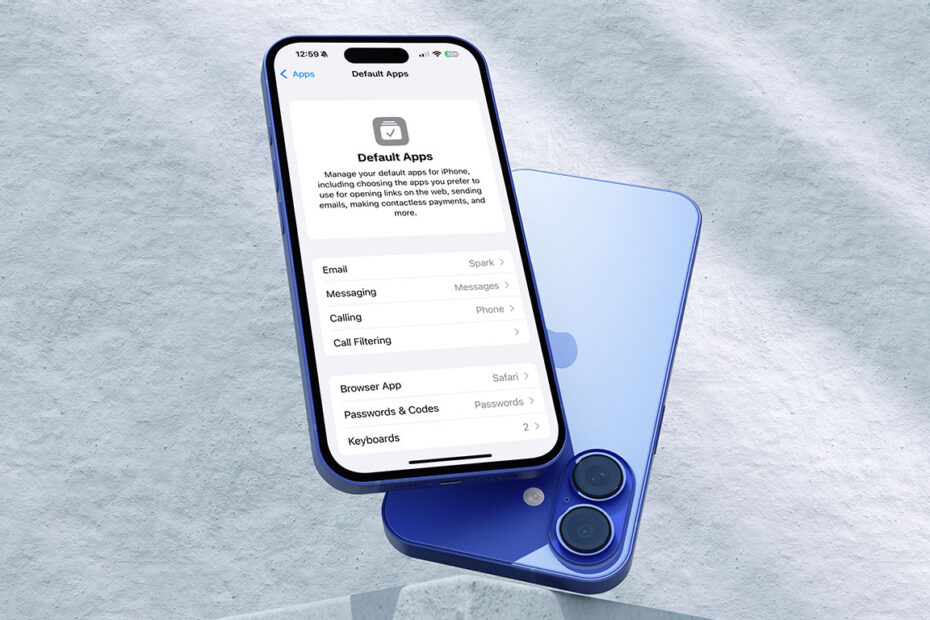 من iPhoneIslam.com، هاتف ذكي أزرق اللون، ربما يكون iPhone، يستقر على سطح محكم، وتعرض شاشته قائمة الإعدادات. وتتضمن خيارات لتغيير تطبيقات الواجهة مثل البريد الإلكتروني والمراسلة والاتصال.