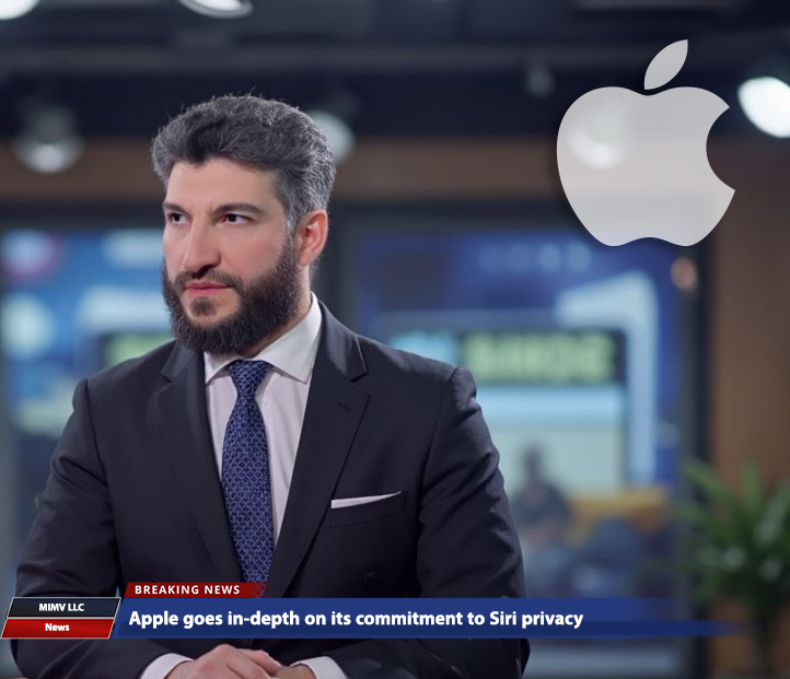 من iPhoneIslam.com، يجلس رجل يرتدي بدلة في استوديو إخباري مع شعار Apple في الخلفية. يقرأ شريط الأخبار، "تتحدث Apple بعمق عن التزامها بخصوصية Siri.