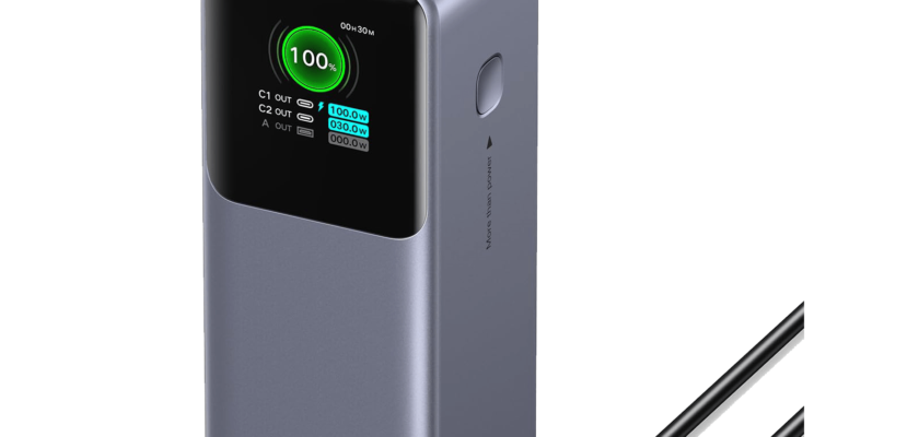 من iPhoneIslam.com، بنك طاقة محمول صغير الحجم باللون الرمادي من UGREEN مزود بشاشة LED تعرض حالة الشحن ومنفذين USB-C، مثالي لأجهزة Apple. يوجد كابلان USB-C بجانبه.