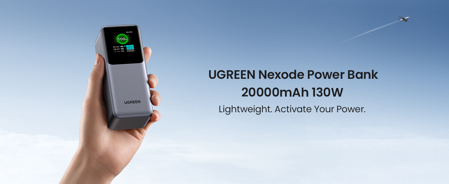 من iPhoneIslam.com، يد تحمل بنك الطاقة UGREEN Nexode المزود بشاشة رقمية، على خلفية سماء وطائرة في المسافة. يقرأ النص، "بنك طاقة UGREEN Nexode 20000mAh 130W لأجهزة آبل. خفيف الوزن. قم بتنشيط باور بانك الخاص بك.