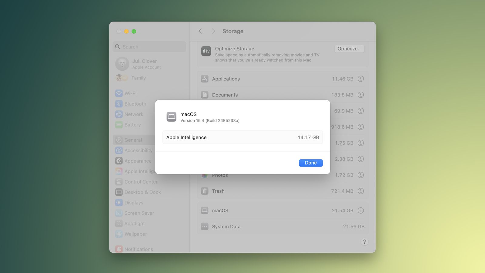 من iPhoneIslam.com، تظهر نافذة تفضيلات تخزين macOS على شاشة الكمبيوتر. تظهر نافذة منبثقة تعرض "macOS الإصدار 13.4 (الإصدار 22F25338a)"، مع تحديد "Apple Intelligence" باستخدام 14.17 جيجابايت من مساحة التخزين.