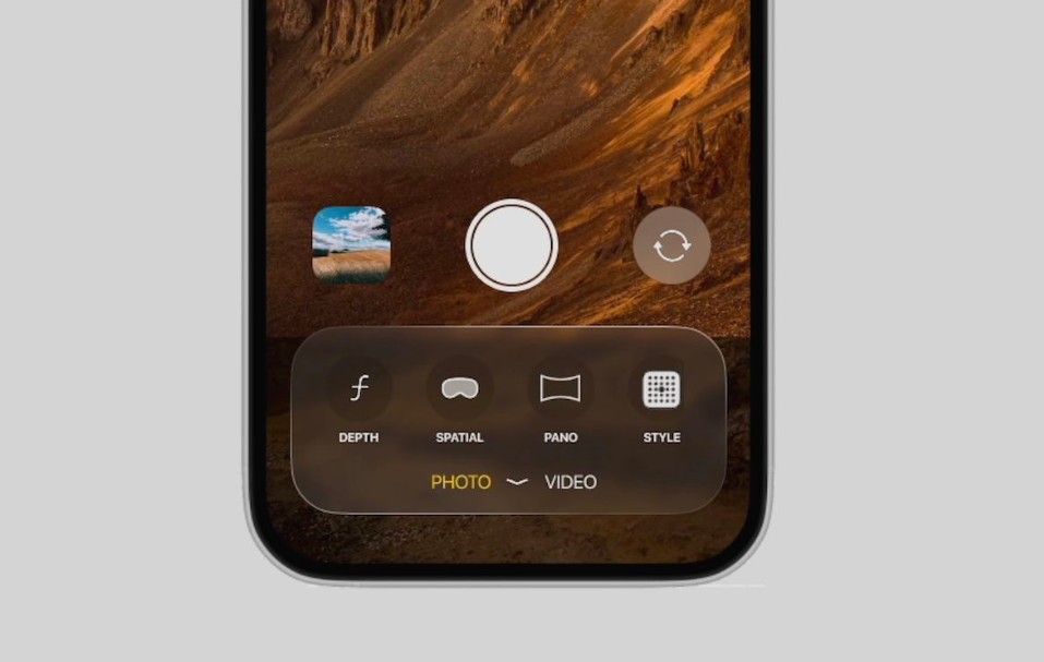 من iPhoneIslam.com، لقطة مقربة لواجهة كاميرا الهاتف الذكي التي تسلط الضوء على ميزات iOS 19، والتي تعرض خيارات وضع الصورة مثل إعدادات العمق والمكان والبانوراما والأسلوب مع معاينة منظر صحراوي.