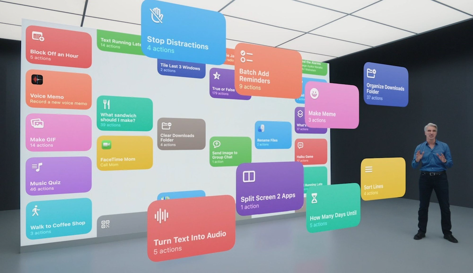 من iPhoneIslam.com، يقف مقدم العرض أمام الشاشة ويعرض بطاقات ملونة للمهام الرقمية مثل التذكيرات والمذكرات الصوتية وإنشاء صور GIF، ويقدم ملخصًا أسبوعيًا يتضمن آخر الأخبار التقنية.
