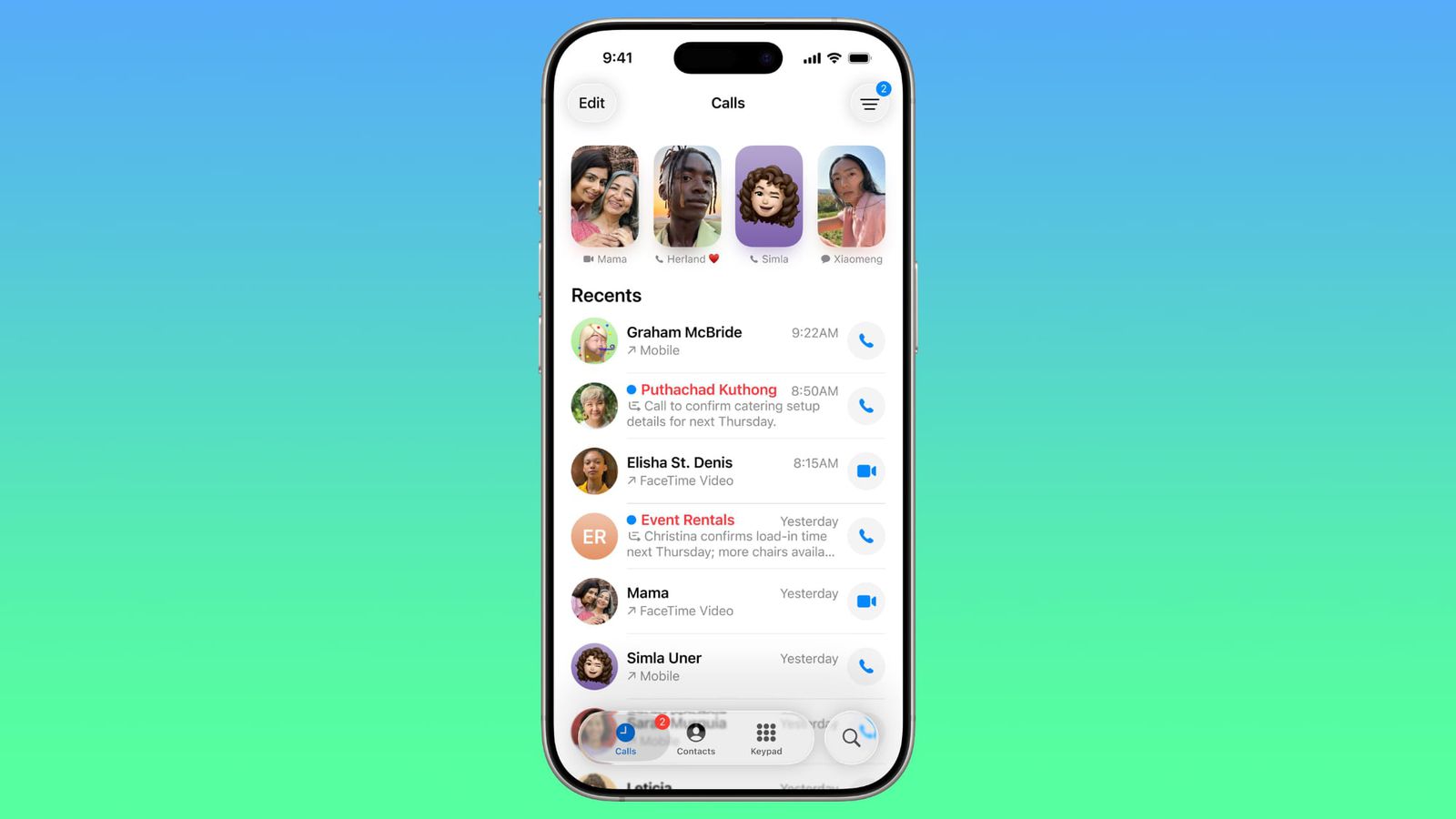 Da iPhoneIslam.com, lo schermo dello smartphone mostra la cronologia delle chiamate con le chiamate recenti, le immagini dei contatti e le icone delle chiamate su uno sfondo sfumato dal blu al verde, con elementi di design iOS 26 e opzioni come i promemoria delle chiamate perse.