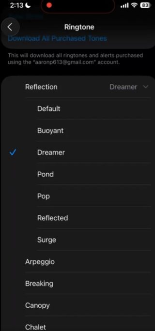من iPhoneIslam.com، تعرض شاشة الهاتف الذكي قائمة اختيار نغمة الرنين، مع تحديد "الحالم" ضمن فئة "الانعكاس" حاليًا.