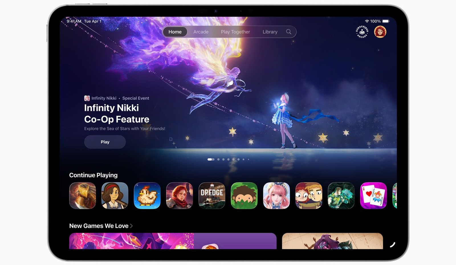 من iPhoneIslam.com، تعرض شاشة الحاسوب اللوحي واجهة Apple Arcade على الآي بادي، وتبرز لعبة "إنفينيتي نيكي" مع أيقونات لألعاب جديدة وألعاب أخرى في الأسفل.