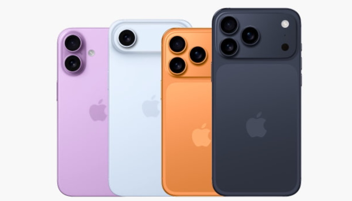 من iPhoneIslam.com، تظهر أربعة أجهزة آيفون من أبل واقفة في وضع مستقيم باللون البنفسجي والأزرق الفاتح والبرتقالي والأسود، حيث تظهر خلفياتها وإعدادات الكاميرا - وهي ألوان مثيرة على الأرجح لـ آي فون 17.