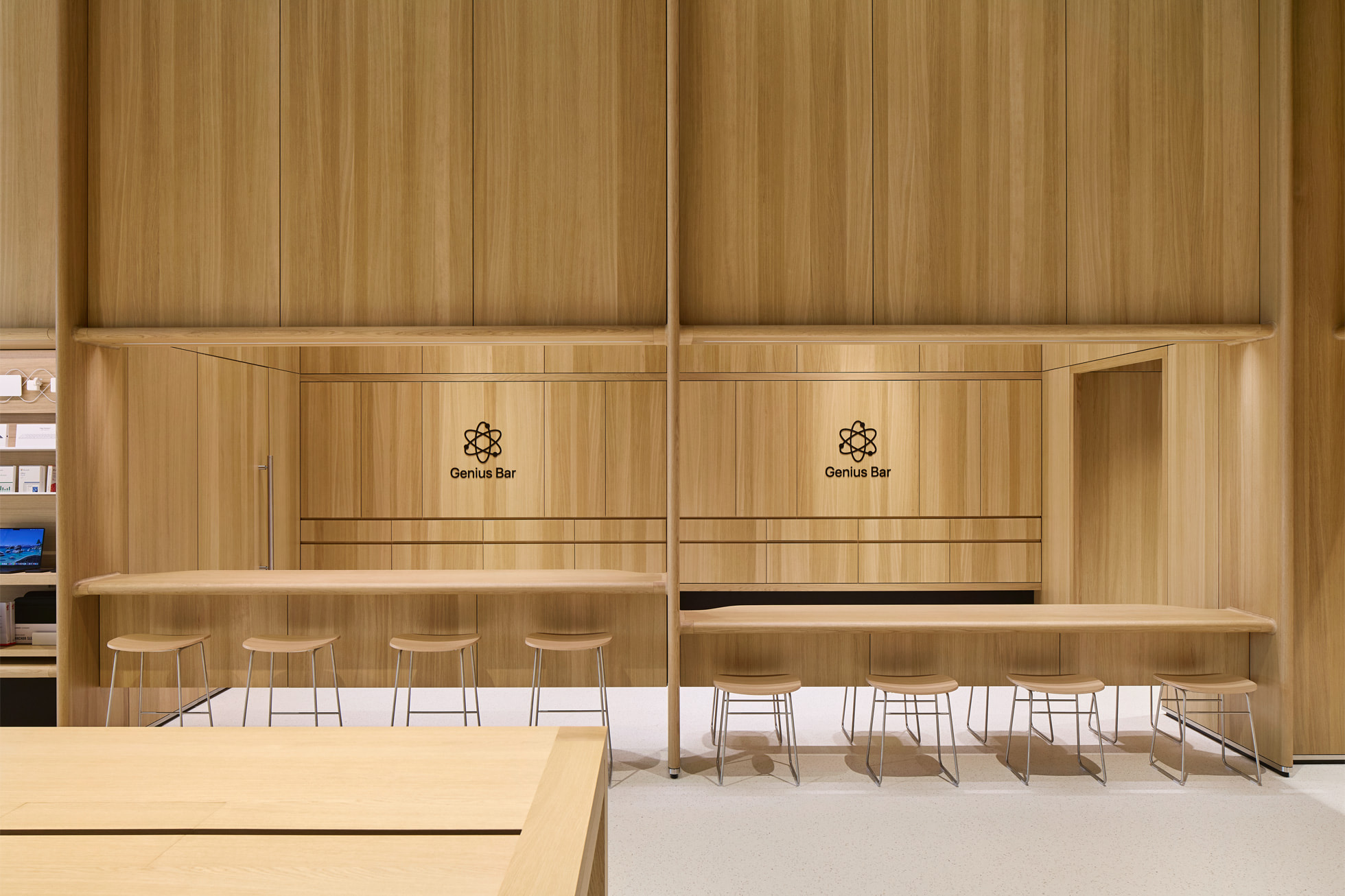 من موقع فون إسلام: يتميز التصميم الداخلي الخشبي البسيط بطاولتين مع مقاعد أسفل لافتات "Genius Bar" على الحائط، ومن المحتمل أن تكون داخل متجر آبل في الإمارات العربية المتحدة.
