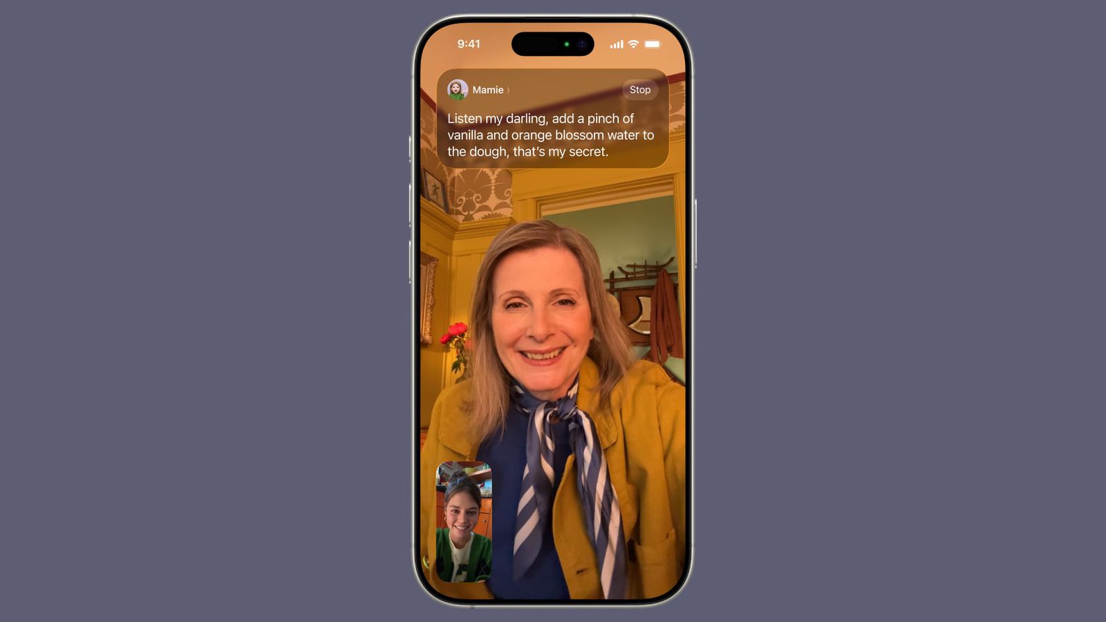 من موقع فون إسلام: امرأة تبتسم خلال مكالمة فيديو على شاشة هاتف ذكي؛ رسالة في الأعلى تقول: "أضيفي قليلًا من الفانيليا وماء زهر البرتقال إلى العجين، هذا هو سرّي." اكتشف أشياء يجب فعلها أو جرب نصائح iOS لمحادثات ممتعة أكثر.