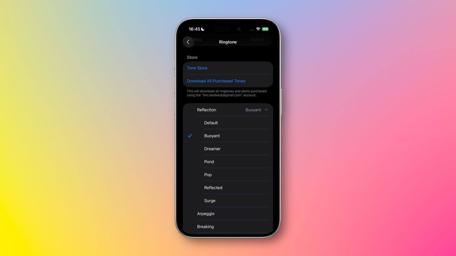 من موقع فون إسلام: يعرض جهاز iPhone شاشة اختيار نغمة الرنين مع تحديد "Buoyant"؛ وتشمل الخيارات الافتراضية والحالم والبركة والبوب وغيرها. تتماشى الخلفية المتدرجة بلون الباستيل مع أحدث نظام تشغيل iOS لتخصيص الصوت بعد تحديث iOS 26.