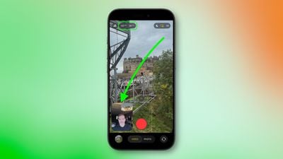 من موقع فون إسلام: تُظهر شاشة الهاتف الذكي تطبيق تصوير الفيديو على ما يبدو أنه تطبيق "آي-فون 17"، حيث يظهر مشهد خارجي مع سهم أخضر كبير وسهم أخضر صغير لشخص في الزاوية من أجل التسجيل المزدوج.
