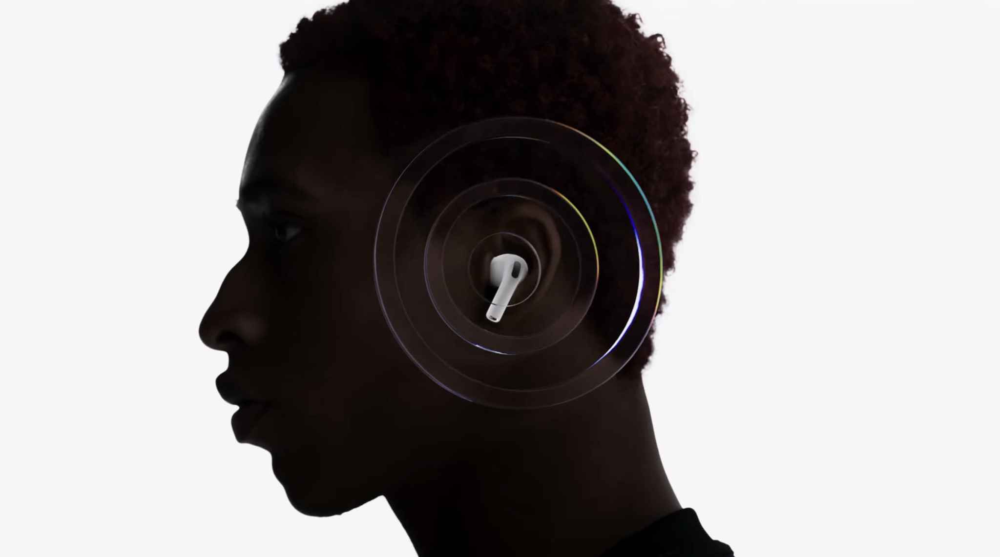 من موقع فون إسلام: صورة ظلية لشخص في المظهر الجانبي مع سماعة أذن لاسلكية Airpods Pro 3 في أذنه، محاطة بدوائر شفافة متحدة المركز.