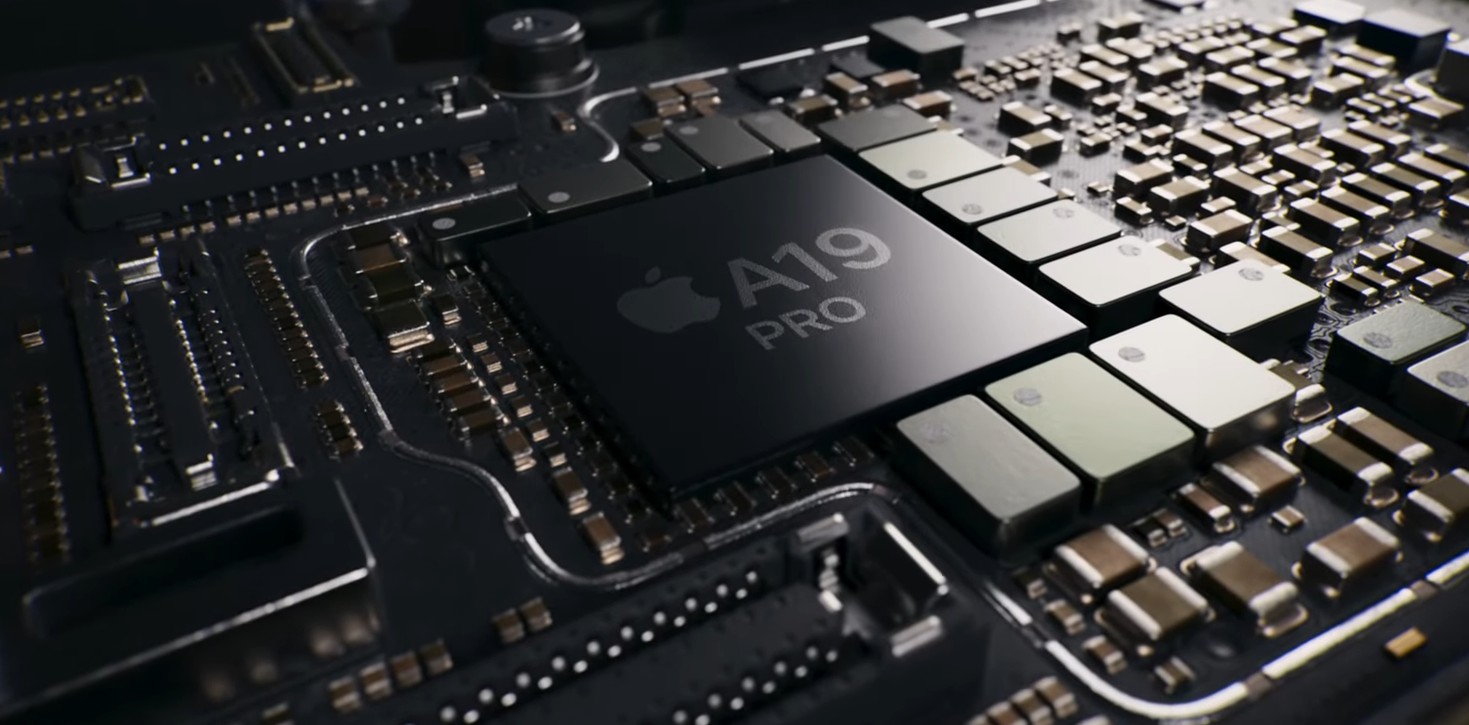 来自 iPhone Islam 网站：一张计算机电路板的特写镜头，其中包含一个标有“Apple A19 PRO”的中央芯片，展示了 iPhone 17 Pro 等专业手机的先进技术及其电子元件中的惊人功能。