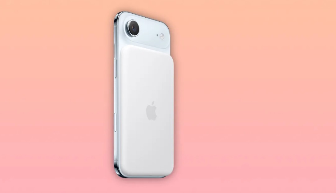 من موقع فون إسلام: تم توصيل حزمة بطارية MagSafe بيضاء اللون من Apple MagSafe بالجزء الخلفي من جهاز Apple MagSafe 17 Air باللون الفضي، على خلفية متدرجة باللونين الخوخي والوردي.