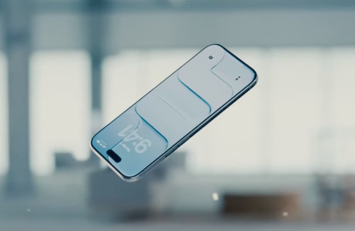 من موقع فون إسلام: يظهر هاتف I-فون Air العصري بواجهة بسيطة يطفو في الجو على خلفية داخلية ضبابية، مما يسلط الضوء على مواصفات I-فون المتقدمة.