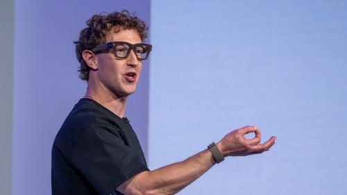 من موقع فون إسلام: رجل بشعر مجعد ونظارات يشير بيده أثناء حديثه على المسرح أمام خلفية فاتحة اللون خلال مؤتمر أخبار التقنية في سبتمبر 2024.