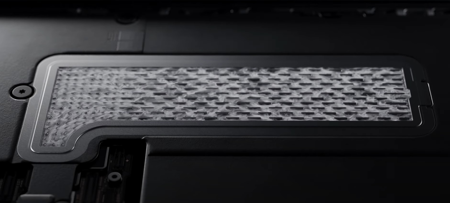 من موقع فون إسلام: منظر عن قرب لفتحة تهوية للكمبيوتر المحمول أو شبكة مكبر الصوت بنمط شبكي معدني محكم, ربما جزء من أحد المكونات الداخلية - على غرار الاهتمام بالتفاصيل الموجودة في هواتف البرو وميزات مذهلة مثل أيفون برو 17.