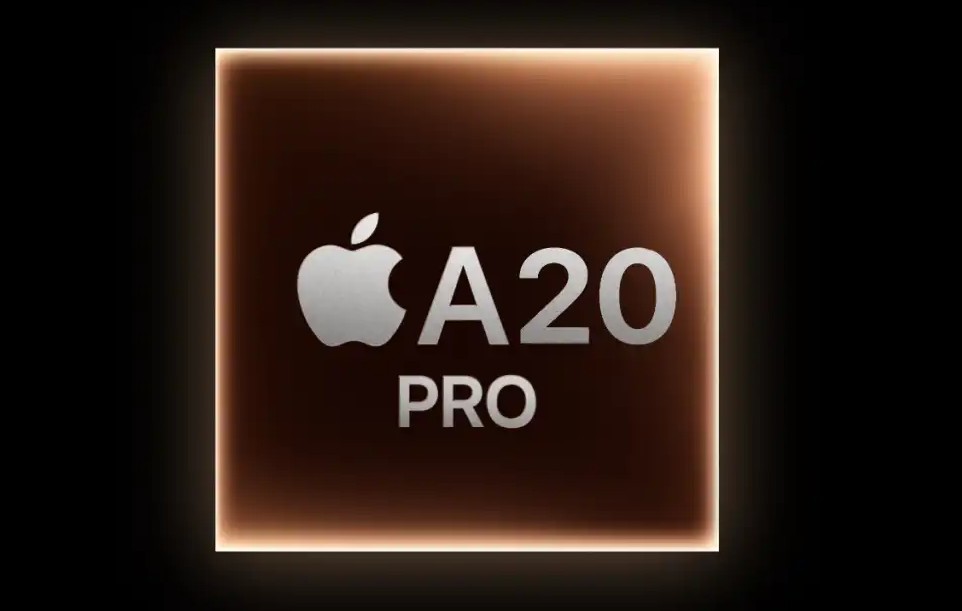 من موقع فون إسلام: تتوسط رقاقة مربعة معدنية تحمل شعار Apple، مكتوب عليها "A20 PRO" على خلفية داكنة متوهجة، مما يشير إلى ميزات جديدة تشغل جهاز آي آي 18 برو.