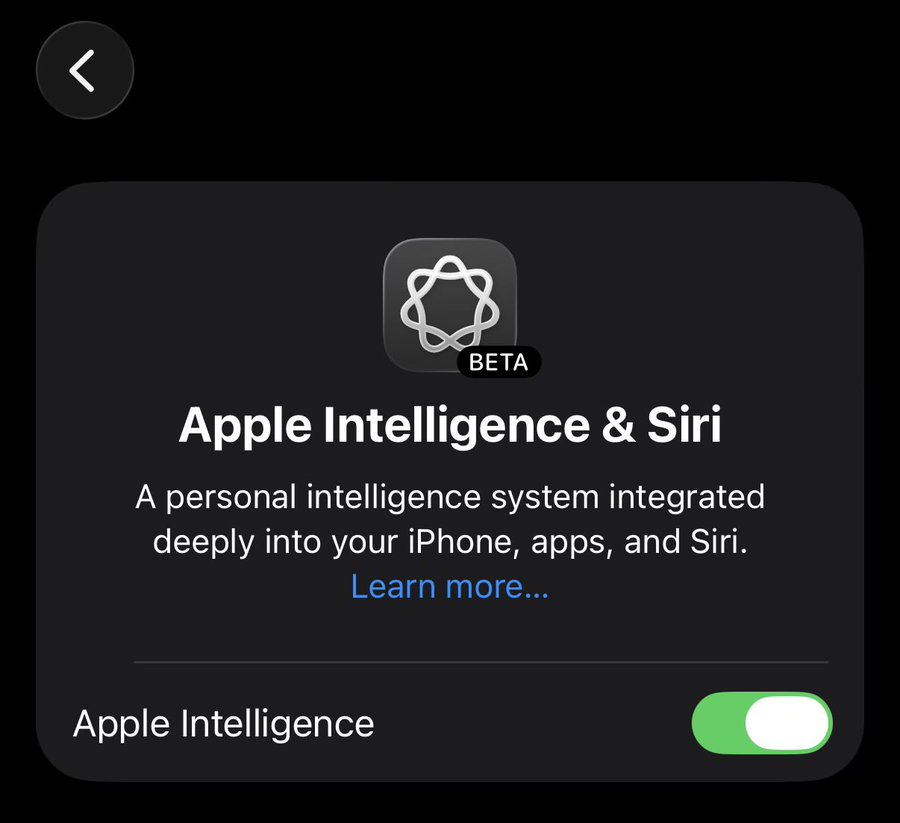 من موقع فون إسلام: لقطة شاشة تُظهر شاشة إعداد Apple Intelligence & Siri، التي تصفه بأنه نظام ذكاء شخصي, مع تشغيل مفتاح تبديل ذكاء آبل الذكي - مضاء في أخبار التقنية الأسبوعية لشهر سبتمبر.