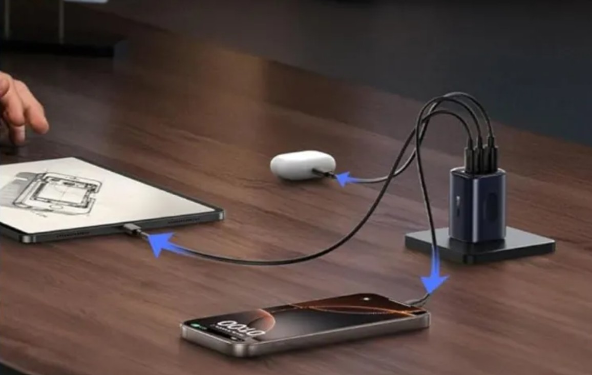 من موقع فون إسلام: تعمل محطة الشحن على المكتب على تشغيل جهاز لوحي وسماعات أذن لاسلكية وهاتف ذكي USB-C آيفون 17 باستخدام كابلات متعددة. تشير الأسهم الزرقاء إلى اتجاهات الشحن لجميع ملحقاتك آيفون 17 مع توصيل سلس USB-C.