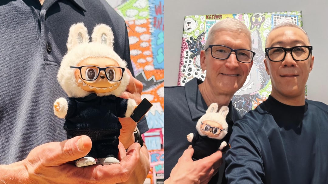 من موقع فون إسلام: رجلان يقفان مع لعبة قطيفة ترتدي نظارة وأذني أرنب؛ أحدهما يحملها أمام لوحة فنية ملونة على شكل رسوم متحركة تلتقط لحظة مرحة خلال ملخص الأخبار للأسبوع 10 - 16 أكتوبر من أخبار التقنية.