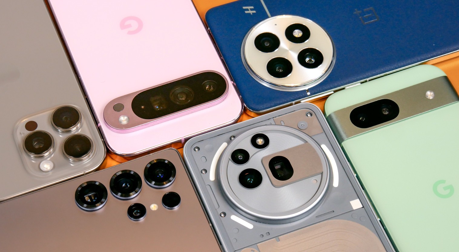 من موقع فون إسلام: صورة عن قرب لستة هواتف ذكية من مختلف العلامات التجارية، بما في ذلك هاتف آي-فون إير مرتبة مع وحدات الكاميرا الخلفية متجهة لأعلى، مع إبراز تصاميم وألوان مختلفة.