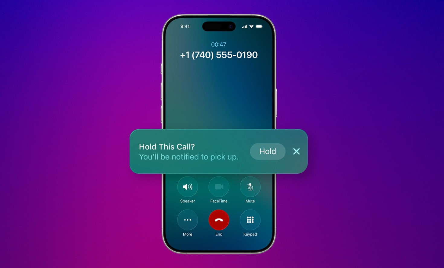 من موقع فون إسلام: تُظهر شاشة الهاتف الذكي مكالمة نشطة مع الرقم +1 (740) 555-0190 (740) 555-0190، مع إشعار مساعد الانتظار في نظام iOS 26 وخيار النقر على "الانتظار" لتجربة مكالمة سلسة.