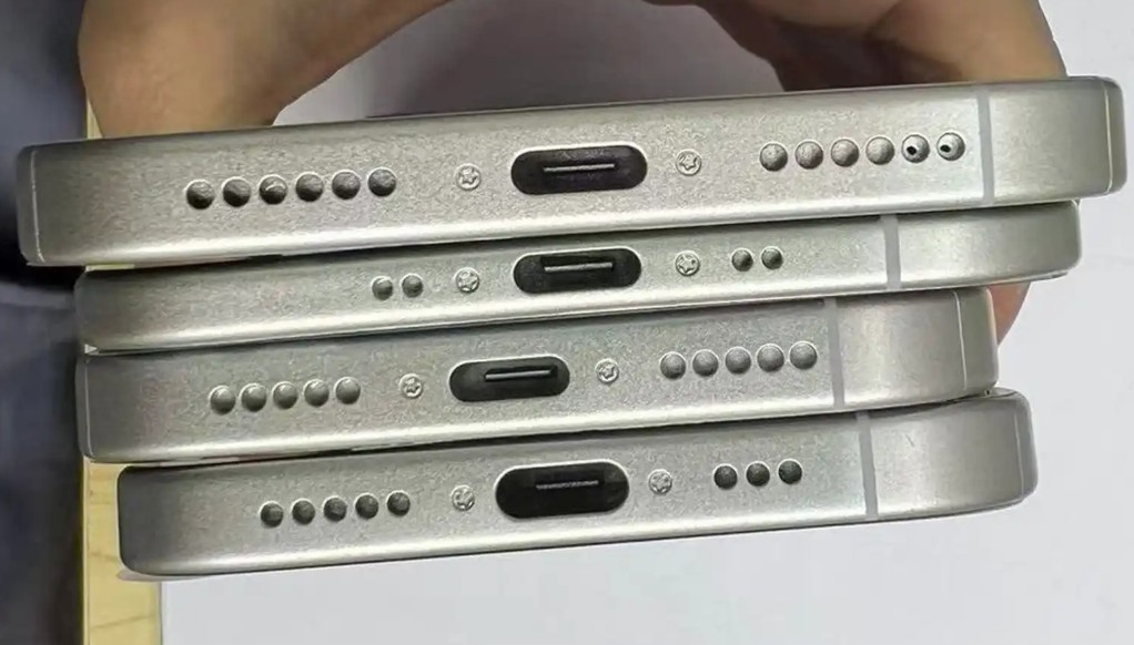 من موقع فون إسلام: هواتف أربع آيفون-فون 17 ف موضوعة موضوعة أفقياً معروضة من الأسفل بحيث تظهر منافذ USB-C وشبكات السماعات، ما يبرز سهولة توصيل الأجهزة.