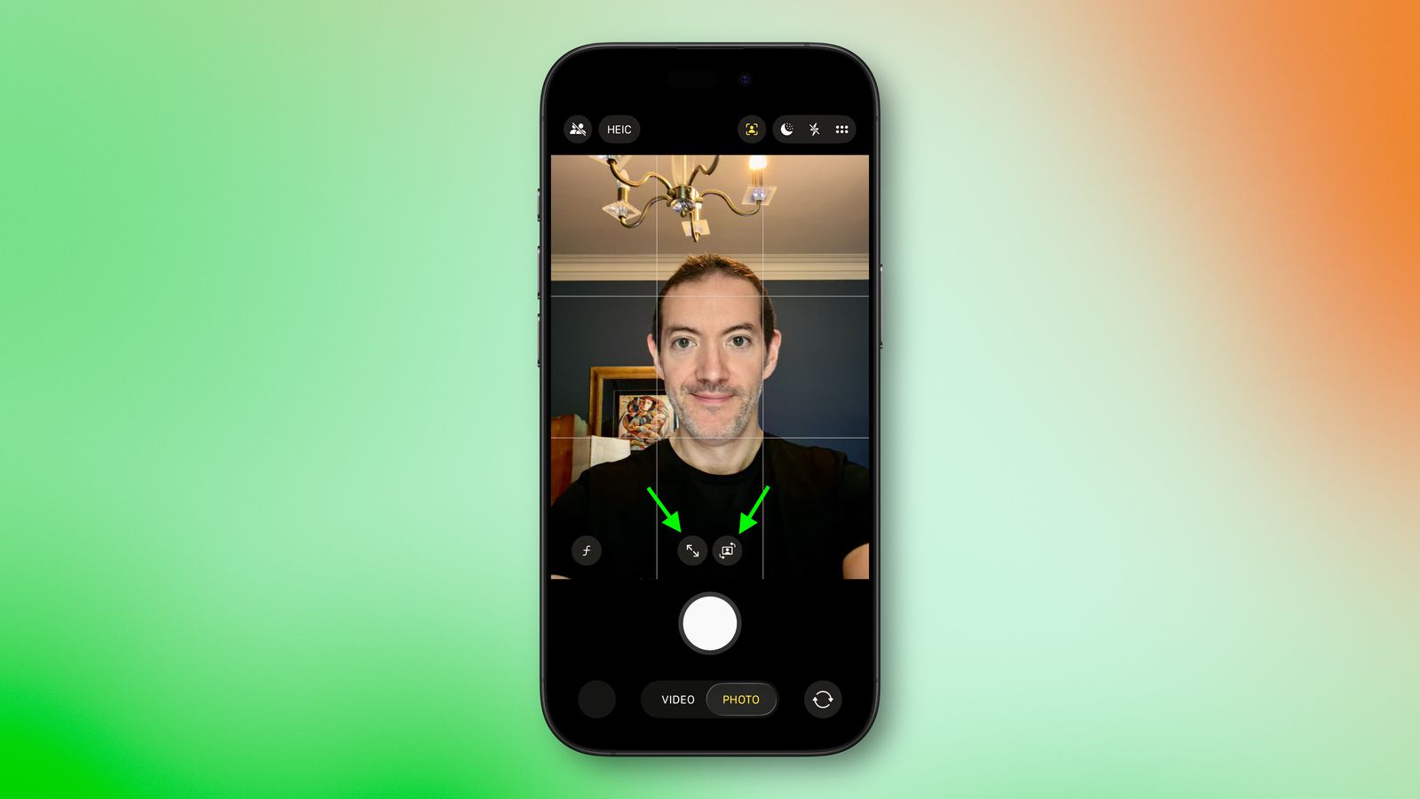 من موقع فون إسلام: يعرض هاتف ذكي، من المحتمل أن يكون من طراز آي-فون 17، تطبيق الكاميرا الخاص به في وضع السيلفي، ويظهر رجلاً يواجه الكاميرا في الداخل مع لوحة جدارية مرئية وثريا في الخلفية، مستخدماً كاميرا كاميرا سنتر ستيج للحصول على الإطار الأمثل.