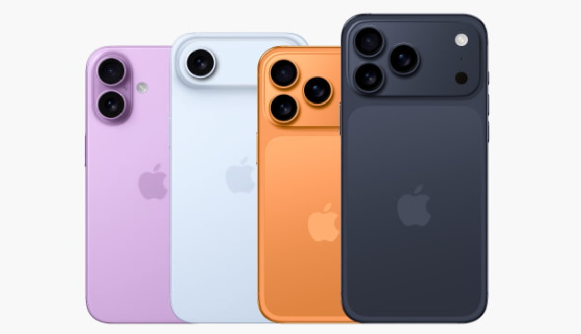 من موقع فون إسلام: وتظهر أربعة هواتف آيفون، يشاع أنها هواتف آبل 17 القادمة من آبل بألوان البنفسجي والأبيض والبرتقالي والأسود، معروضة من الخلف لإبراز كاميراتها وشعار أبل الشهير.