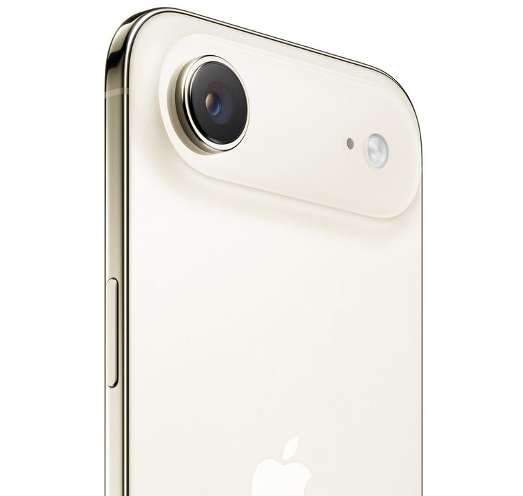 من موقع فون إسلام: منظر عن قرب للزاوية العلوية الخلفية العلوية لهاتف آي-فون أير الأبيض، يظهر كاميرا خلفية واحدة وفلاش وجزء من الزر الجانبي - أناقة التصميم و تنوّع ألوان آي-فون للاختيار المثالي.