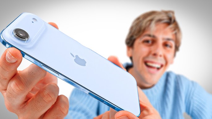من موقع فون إسلام: شخص يحمل هاتف آي فون إير باللون الأزرق الفاتح ويبتسم ويواجه الكاميرا. ينصب التركيز على الجزء الخلفي من الهاتف، مع تسليط الضوء على الكاميرا والتصميم وأحد ألوان أحدث آي-فون.