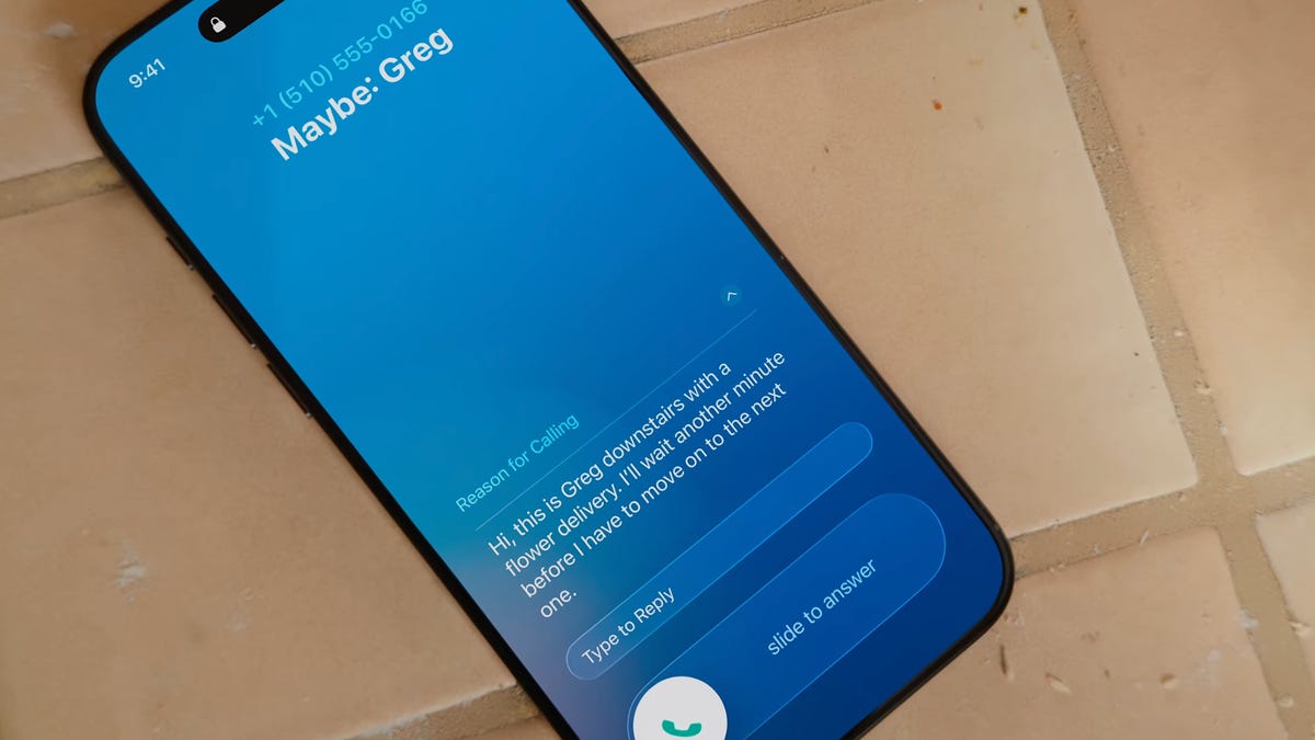 من موقع فون إسلام: هاتف ذكي، الآيفون-فون-يعرض شاشة مكالمة واردة من "ربما: جريج" مع نص يشير إلى أن جريج قد ينهي المكالمة قريبًا، وتقع على سطح مبلط - مثل سكرترت الخاص بك لتذكيرك بالتحقق من سبب الاتصال.