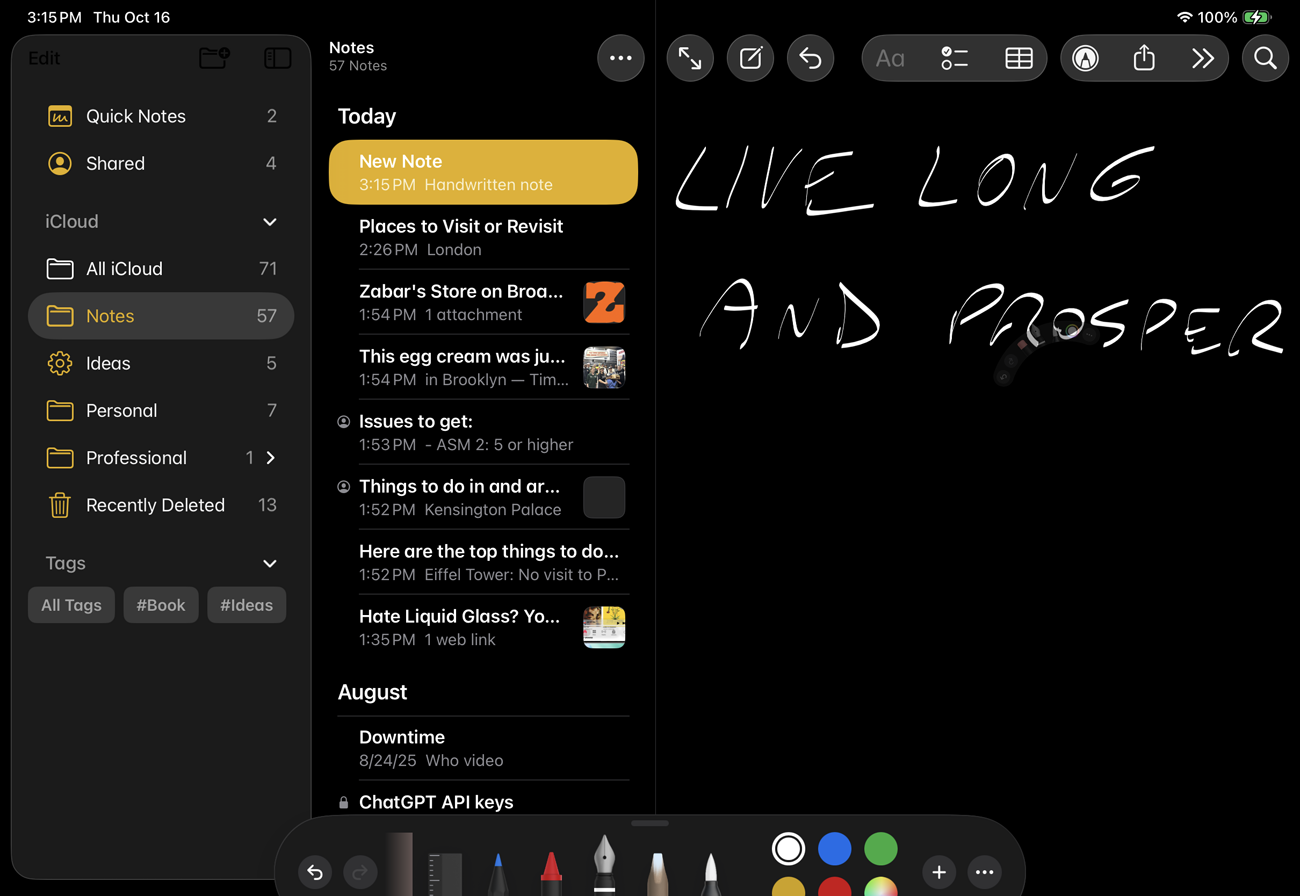 من موقع فون إسلام: تُظهر شاشة تطبيق تطبيق الملاحظات على جهاز iPad نصًا مكتوبًا بخط اليد "LIVE LONG AND PROSPER" على اليمين، مع مجلدات الملاحظات وقائمة بالملاحظات على اليسار. تظهر أدوات الرسم وميزات أخرى في الأسفل.