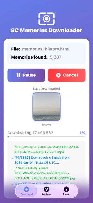 Von Phone Islam: Der Bildschirm der mobilen App zeigt den SC Memories Downloader bei der Verarbeitung von 5,887 Memories, von denen 77 heruntergeladen wurden. Pause- und Abbrechen-Schaltflächen sowie Registerkarten für Download, Einstellungen und Info sind sichtbar, damit Sie Snapchat Memories einfach exportieren können.
