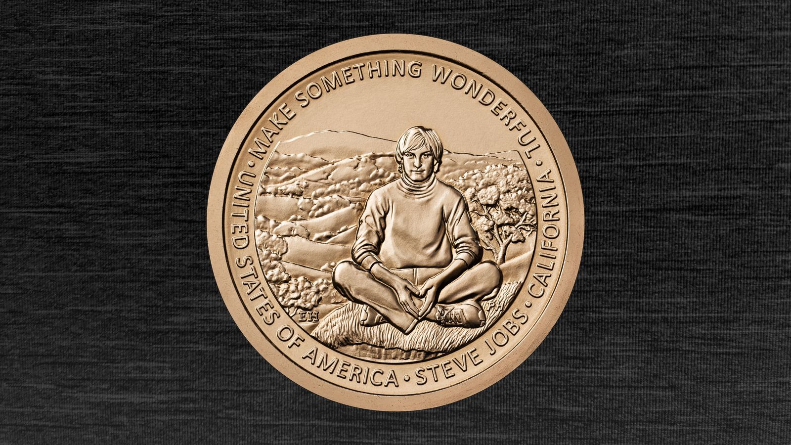 من موقع فون إسلام: ميدالية برونزية تُظهر شخصًا جالسًا القرفصاء مع خلفية ذات مناظر طبيعية خلابة؛ النص المحيط بها يقول: "اصنع شيئًا رائعًا. الولايات المتحدة الأمريكية. ستيف جوبز. كاليفورنيا." مثالي له أخبار التقنية وملخص الأسبوع في اكتوبر.